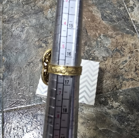 Gold tone adjustable ring with green stone - Picture 5 of 8